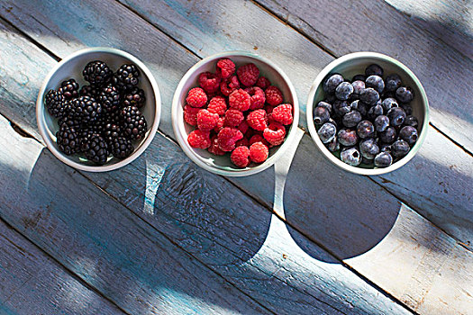 三个,碗,黑莓,树莓,蓝莓,俯视