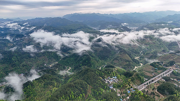 重庆酉阳,雾漫缭绕美青山