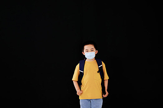 戴口罩的小男孩上学