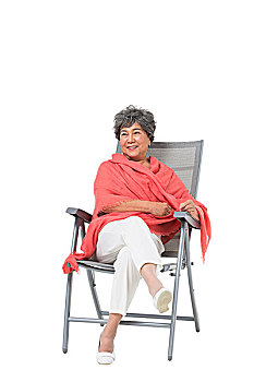 中老年女人坐在沙滩椅上