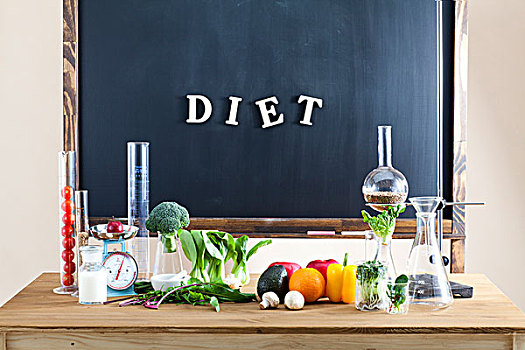 节食,书写,黑板,靠近,果蔬,桌子