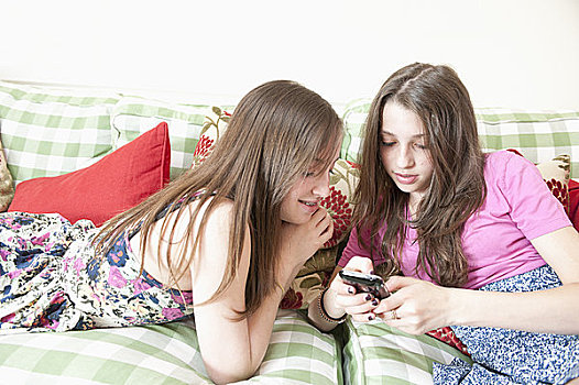 两个,女青年,发短信,手机