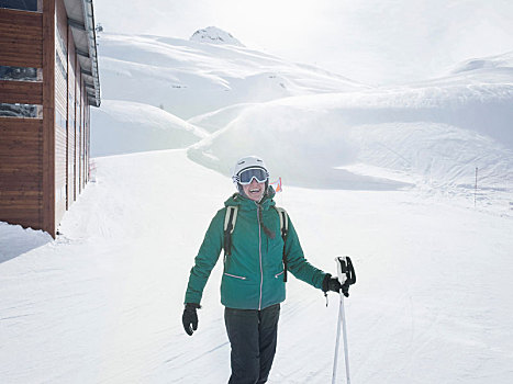 美女,滑雪,戴着,头盔,滑雪护目镜,笑,雪中,遮盖,风景,头像,皮埃蒙特区,意大利
