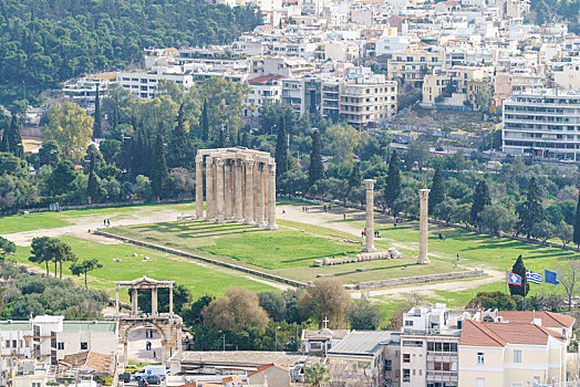俯瞰阳光下的奥林匹亚宙斯神庙,希腊雅典古老神庙遗址