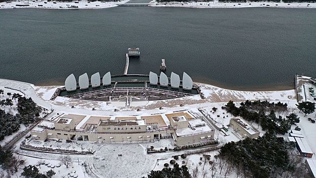 瑞雪为城市披上圣洁外衣,皑皑白雪与城市美景相映成趣