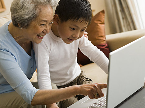 祖母,孙子,笔记本电脑