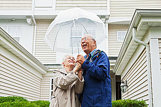 老年,夫妻,拿着,伞,户外