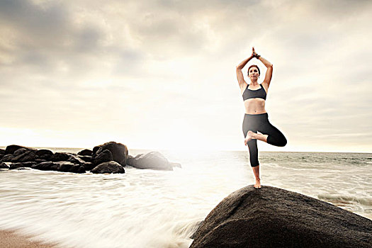 女人,练习,瑜珈,岩石上,海滩