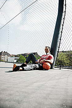 成熟,男人,坐,户外,篮球场,拿着,mp3播放器,德国