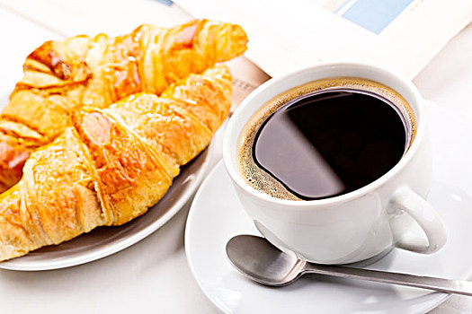早餐,黑咖啡,牛角面包,报纸