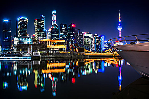 美丽上海的天际线在夜间,现代城市背景
