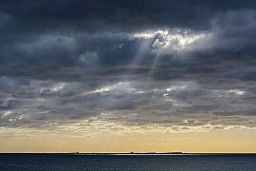 太阳,发光,积雨云,上方,岛屿,北海,英格兰,诺森伯兰郡