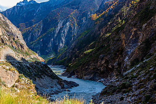 中国西藏山南市雅鲁藏布江峡谷
