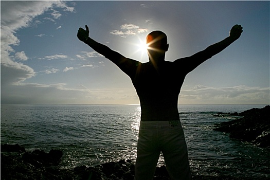 男人,举起,手臂,正面,海洋,太阳