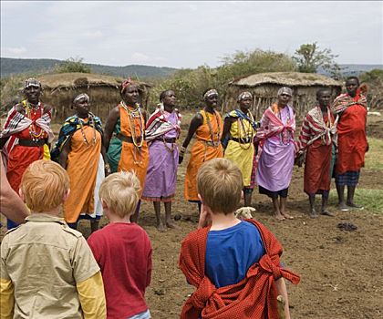 肯尼亚,马赛马拉国家保护区,孩子,家庭,旅游,游览,马萨伊人,非洲村寨,乡村,户外,自然保护区