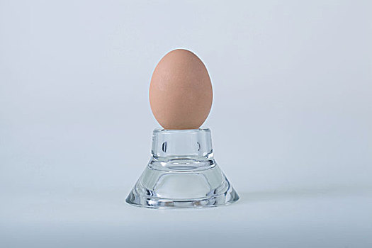 一个鸡蛋放在玻璃容器上