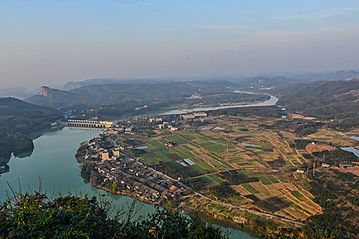 山,丹霞,河流,蓝天,黄昏,大气,田野,水电站,村庄,驴友,旅行,地质公园,丹霞地貌,绿色,灌木,树,草,水潭,素材,平面设计