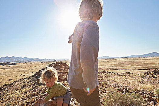 男孩,玩,荒芜,湾,纳米比诺克陆夫国家公园,纳米比亚