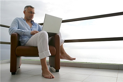 男人,坐,扶手椅,平台,笔记本电脑,海洋,侧面