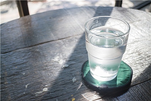 玻璃杯,寒冷,饮用水,木桌子