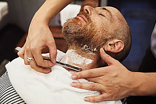 顾客,坐,理发椅,下巴,剃,理发师,切削,喉咙,剃刀