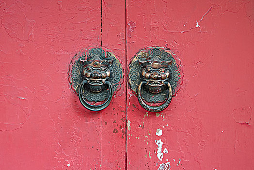 中国红色陈旧的大门
