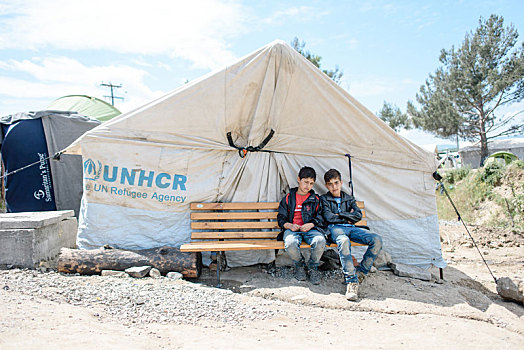 两个,疲惫,男孩,坐,正面,帐蓬,难民,露营,希腊,边远地区,马其顿,四月