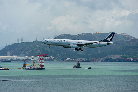 一架国泰航空的飞机正降落在香港国际机场