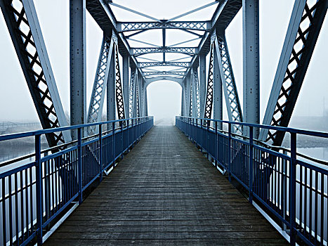 步行桥,雾