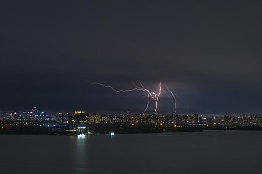 中国苏州城市独墅湖夏日夜晚夜空中的闪电