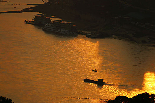 流经重庆市的金色的河流