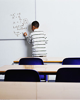 男孩,解决,数学,问题,白色书写板