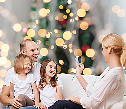 家庭,休假,科技,人,微笑,母亲,父亲,小,女孩,摄像机,上方,圣诞树,背景