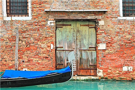 小船,漂浮,小,运河,正面,老,红砖,墙壁,木门,威尼斯,意大利