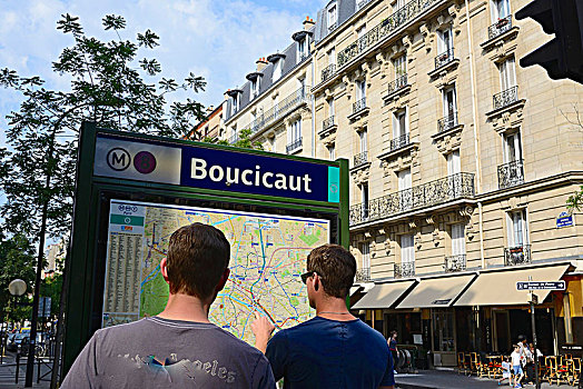 法国,巴黎,巴黎15区,道路,地铁站,两个男人,看,地图,地铁