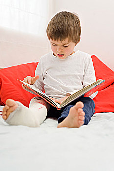 男孩,石膏模,腿,看书