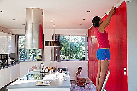 女孩,母亲,上油漆,厨房,墙壁,红色,油漆滚
