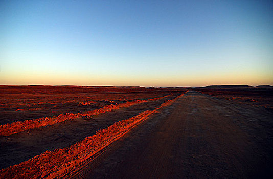 libya,grand,erg,oriental,ras,al-ghoul,road,towards,the,desert,at,sunset