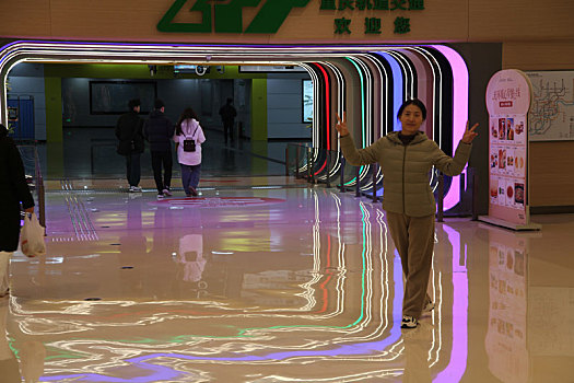 重庆渝北,5号线重光站炫彩光环设计美出圈