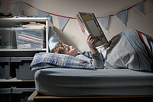 男孩,卧,床上,读,书本