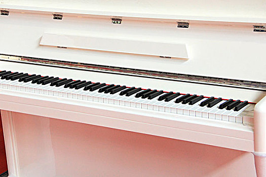 白色的钢琴的琴键