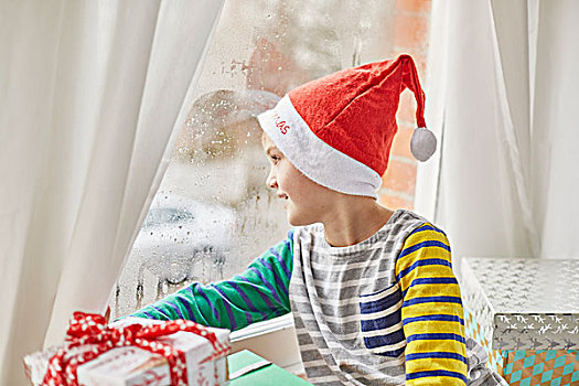 圣诞节,家,男孩,圣诞帽,向外看,卧室,窗户
