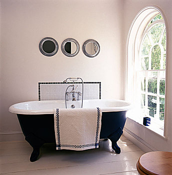 传统,浴室,涂绘,地板,单独,上面,浴缸,图案,瓷砖,三个,圆形,镜子