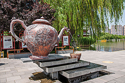 陜西省西安大唐芙蓉園陸羽茶社的鎏金茶壺