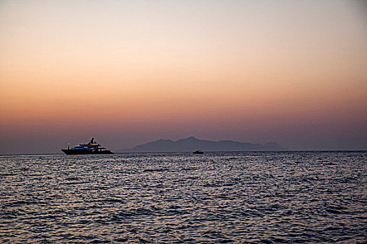 希腊圣托里尼贝里萨海滩外停靠的游船