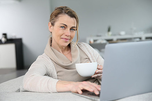 成年,女人,放松,咖啡杯,正面,笔记本电脑