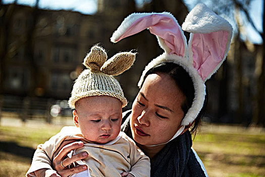 母亲,抱孩子,兔子