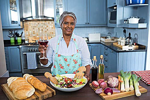 女人,头像,拿着,葡萄酒杯,站立,桌子,厨房,在家