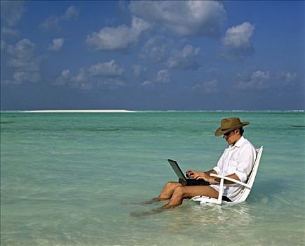 男青年,笔记本电脑,坐,折叠躺椅,工作,放松,度假,压力,马尔代夫,印度洋