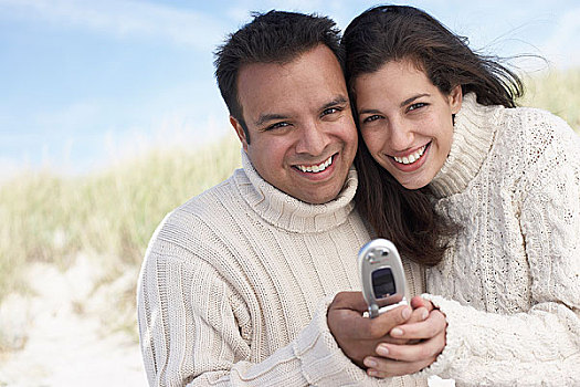 伴侣,手机,海滩
